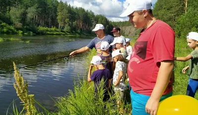 Мультипликационный Персонаж Ребенком Устанавливается. Лето Открытый Хобби  Игры Для Детей. Один Молодой Рыбак В Шапке С Жезлом Поймал Рыбу. Маленькая  Девочка Носит Дружок Венок Из Цветов. Двое Детей Ходить В Лес. Один