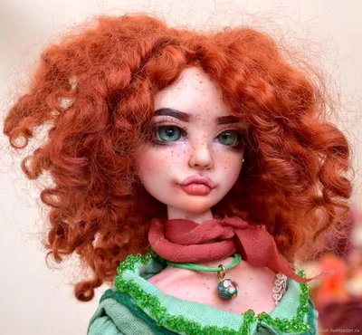 Кукла с рыжими волосами и цветами на голове на цветочных обоях. | Премиум  Фото