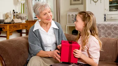 150+ идей, что подарить бабушке на 8 Марта в 2024 году: список оригинальных  и недорогих подарков