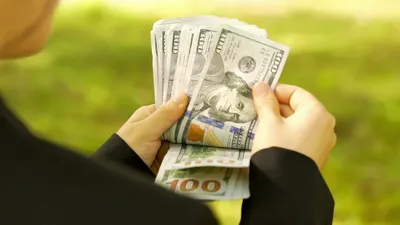 Изображение денег: загрузите фото с деньгами в руках