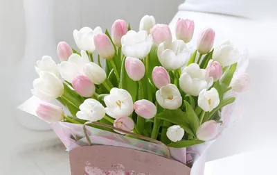 Тюльпаны и надпись - дорогая Надя, с днём рождения