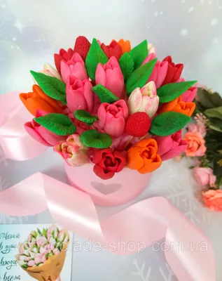 Открытка с днем рождения с тюльпанами женщине (скачать бесплатно)