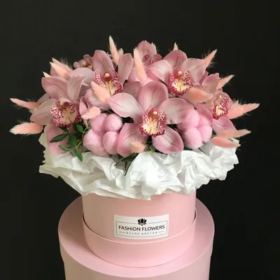 Розовые орхидеи в шляпной коробке на Татьянин день за 6 290 руб. |  Бесплатная доставка цветов по Москве