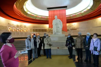 В Донецке состоялось возложение цветов к памятнику Ленину (фото) | Вперед