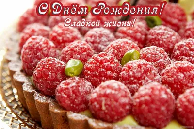 Вкусные кексы со свечами с днем рождения на столе на черном фоне стоковое  фото ©NewAfrica 188826224