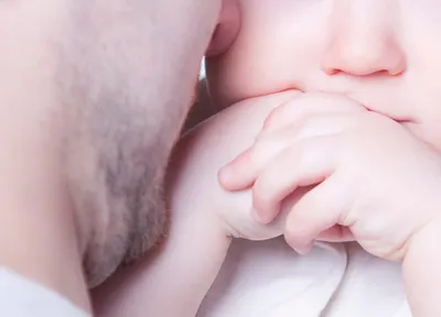 Родительский восторг: красивое изображение младенца на руках