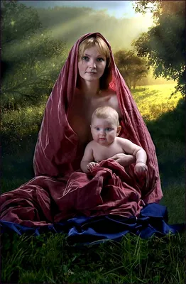 Счастливый момент: мама с младенцем на руках