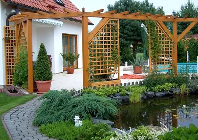 Художественное изображение сада с красивыми арками и перголами