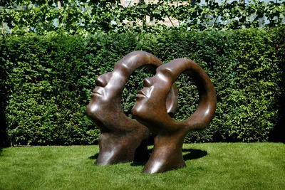 Изображение садовых скульптур, которые создают гармонию