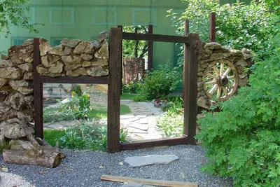 Фото, показывающее, как садовые зеркала и оптические иллюзии могут создать впечатление бесконечности