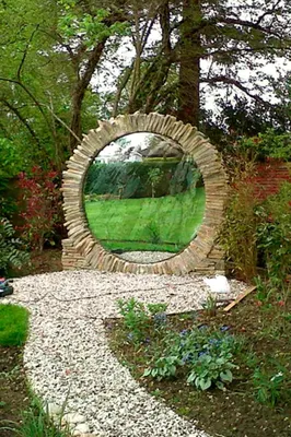 Фото, показывающее, как садовые зеркала и оптические иллюзии могут изменить восприятие пространства