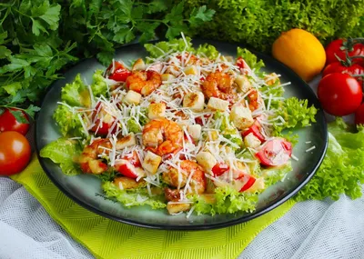 Рецепт салата «Цезарь» с креветками - Fresh Lab