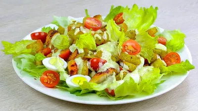 Салат Цезарь с помидорами, курицей, сыром и сухариками и 15 похожих рецептов:  фото, калорийность, отзывы - 1000.menu