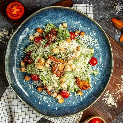 Рецепт салата Цезарь с курицей, сухариками, пекинской капустой и помидорами  | Рецепт | Питание рецепты, Здоровое питание, Питание