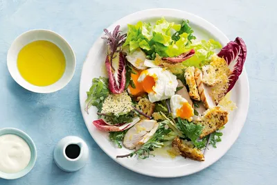 Домашний салат Цезарь с курицей и сухариками, рецепт с фото