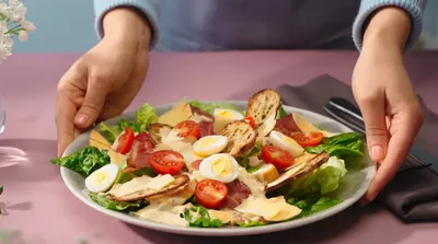 Быстрый салат Цезарь с курицей — рецепт от ВкусВилл