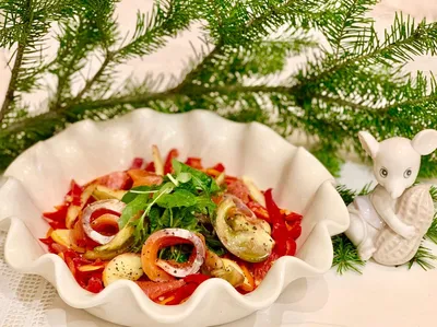 10 классных салатов с копчёной колбасой - Лайфхакер