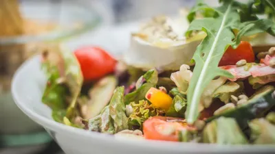 Food pour vous: Салат из рукколы, томатов, моцареллы и кедровых орехов