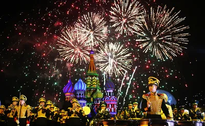 фейерверк над городом праздничный салют яркие огни на черном фоне Фото И  картинка для бесплатной загрузки - Pngtree