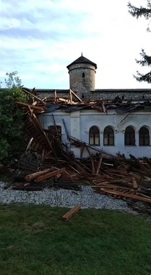 Сорванные крыши и поваленные деревья. Каменец-Подольский накрыл ураган  (фото, видео)