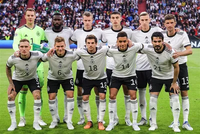 Файл:Deutsche Fußballnationalmannschaft 2011-06-03 (01).jpg — Википедия