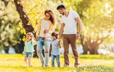 Family, stylish family, trench coat, beautiful family, красивая семья, счастливая  семья | Позы для семейных фото, Семейные фотографии, Осенние семейные  фотографии