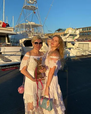 Вы прямо две невесты!»: жена и дочь Александра Малинина снялись в белых  платьях