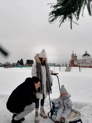 Счастливая семья зимой на открытом воздухе стоковое фото ©aletia 29178863