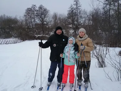 Счастливая семья, играя и смеясь зимой на открытом воздухе в снегу.  городской парк зимний день. | Премиум Фото