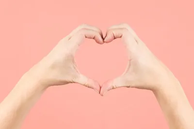 Фотографии рук, которые создают сердечки: украшение вашего дизайна