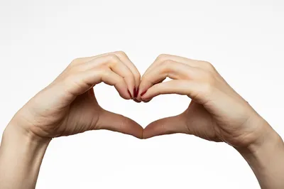 Сердечки руками: изображения для создания романтического настроения