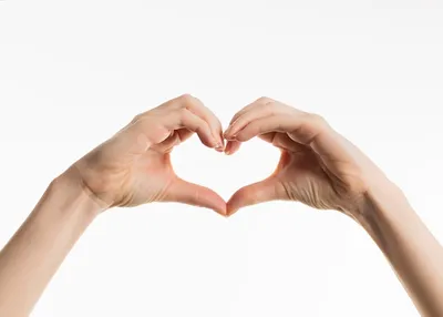Любовь на ладони: фотографии сердечек руками
