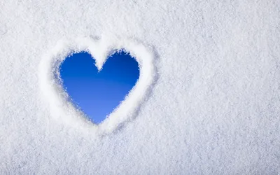 Разбитое хрустальные сердце на снегу…» — создано в Шедевруме