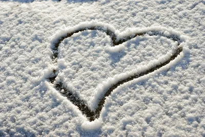 Бесплатные Сердце на снегу стоковые фотографии | FreeImages