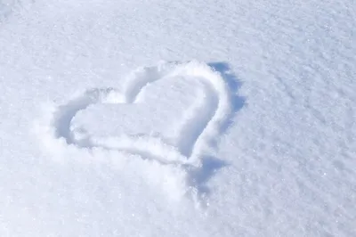 Женщина Рисует Сердце На Снегу — стоковые фотографии и другие картинки  Белый - Белый, Верхний ракурс, Взрослый - iStock