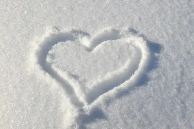 Рисунок сердца на снегу вручную Стоковое Изображение - изображение  насчитывающей снежок, перста: 191310911