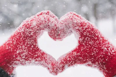 Любовь в сердце на снегу вечером - обои на рабочий стол
