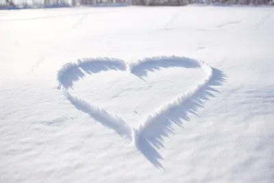 красное сердце на снегу стоковое изображение. изображение насчитывающей  холодно - 217850541