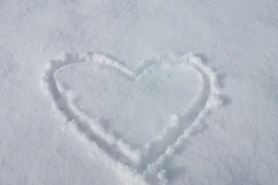 Красное живое сердце на снегу» — создано в Шедевруме