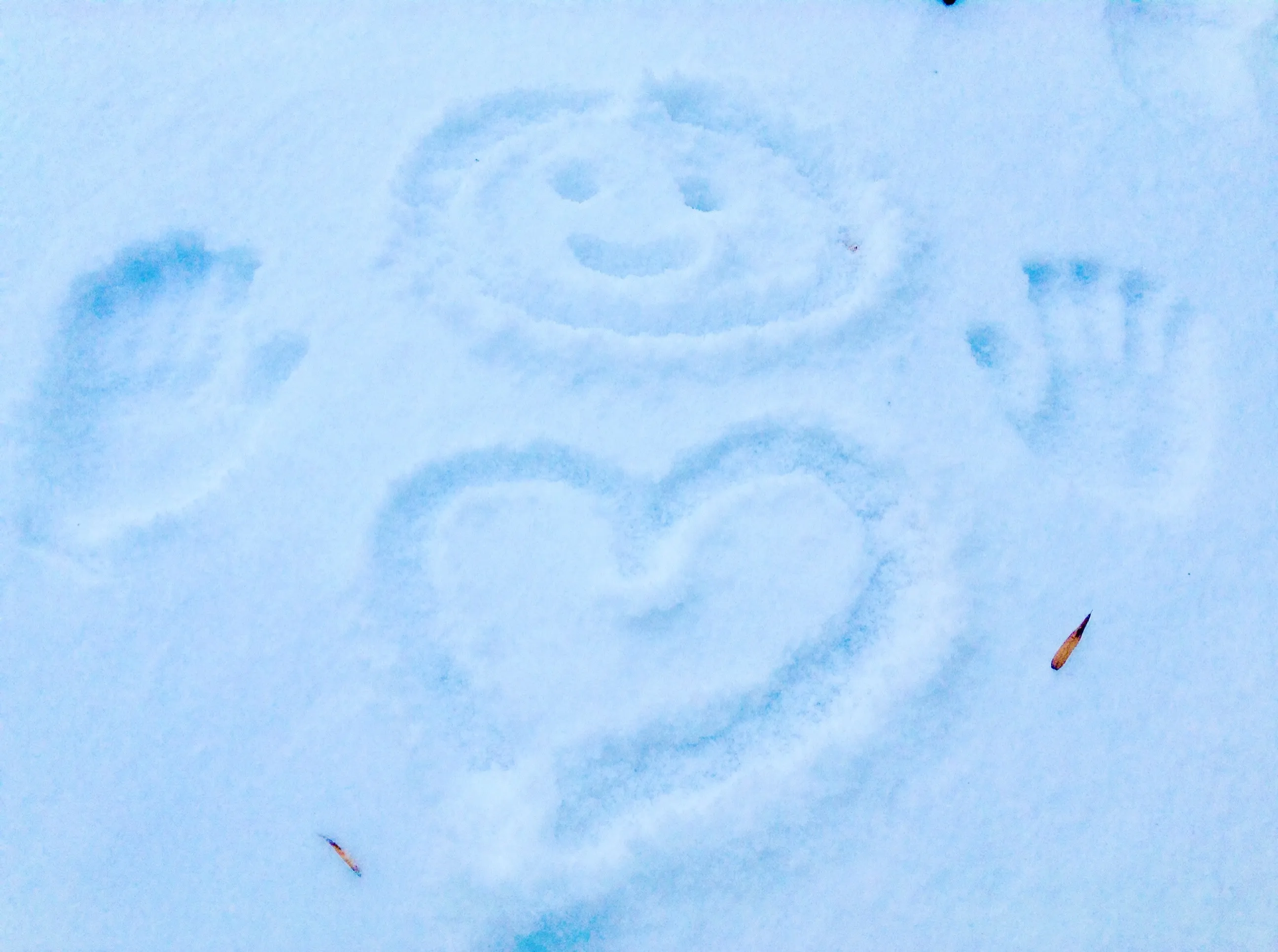 День снега рисунок. Рисование на снегу. Сердце нарисованное на снегу. Сердечко на снегу. Рисование солнца на снегу.