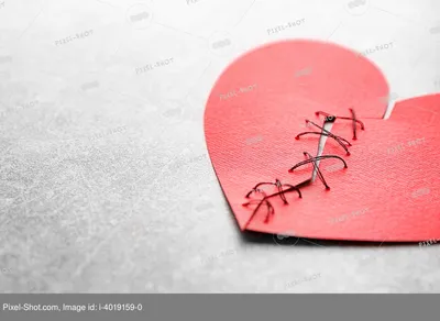 красное сердце разбито пополам на белом фоне Иллюстрация штока -  иллюстрации насчитывающей влюбленность, иллюстрация: 232812925