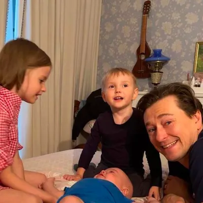 Сергей Безруков впервые показал лицо своего 3-месячного сына - Вокруг ТВ.