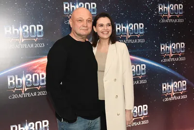 Бывший муж Яны Поплавской светится от счастья рядом с 31-летней  женой-актрисой
