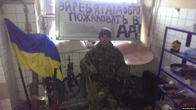 Они вжались в землю и лежали, обнявшись, — русская мать и украинский солдат»