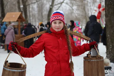 Фото: В Никола-Ленивце на Масленицу сожгли замок корона-людоеда -  Российская газета