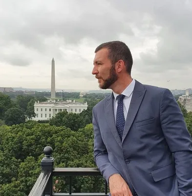 Пресс-секретарь Зеленского обнародовал фото, где «держит» в пальцах  Монумент Вашингтона. Соцсети это не пропустили