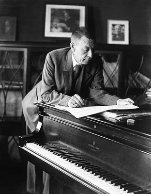 Я – русский композитор!» - Сергей Васильевич Рахманинов. Фото ок.  1920–1925. Из коллекции Джорджа Г. Бейна.