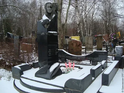 Ореховская ОПГ | Могилы | Аллея «героев» на Хованском кладбище