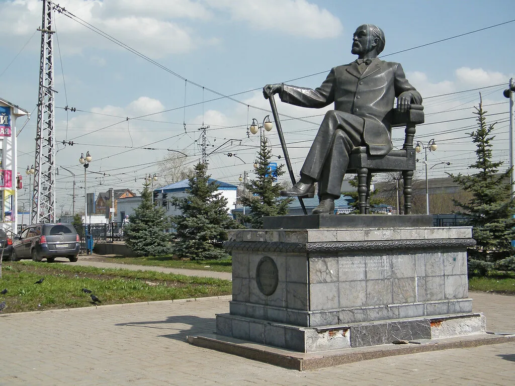 Памятники города сергиев посад. Сергиев Посад памятник Мамонтову. Памятник Савве Ивановичу Мамонтову в Сергиевом Посаде..