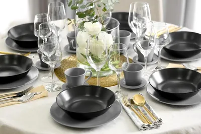 стол с столовым серебром и стаканами для рождественского ужина Фон Обои  Изображение для бесплатной загрузки - Pngtree